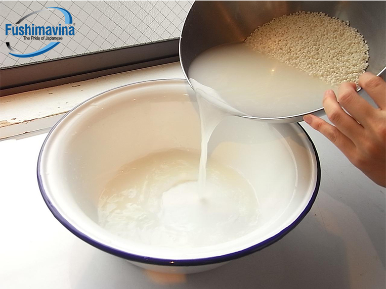 Vo gạo loại bỏ bụi bẩn, tạp chất