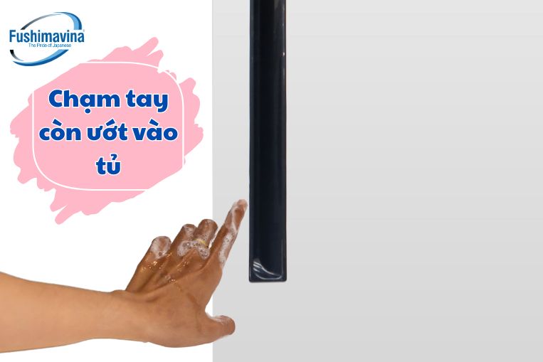 Do chạm tay ướt vào tủ