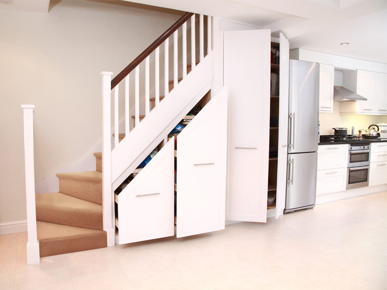 Tủ lạnh đặt dưới cầu thang