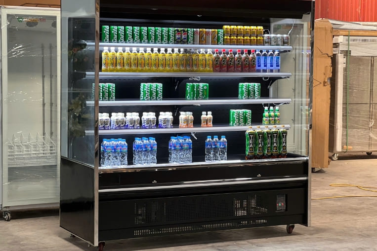 tủ trưng bày nước ngọt có rèm fushima